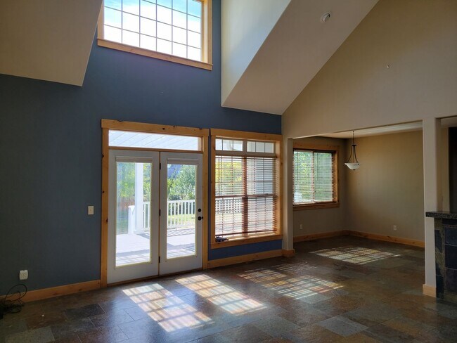 Building Photo - 6 Bedroom, + office, 4 baths with triple a...