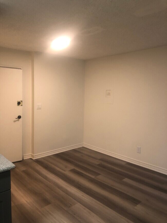 Foto del edificio - 943 Elden Ave