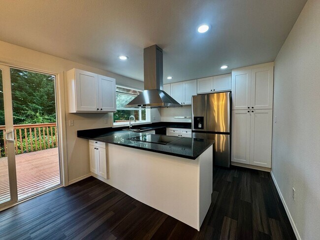 Foto del edificio - ***MOVE IN SPECIAL!!!*** Freshly Remodeled 3-bedroom home in Sammamish
