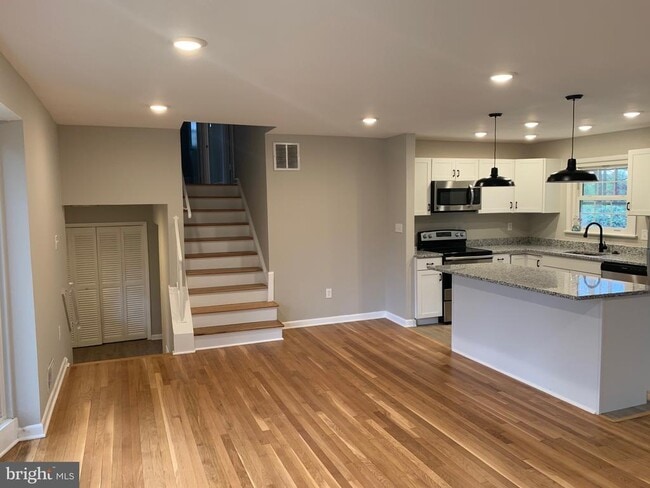 Building Photo - 6810 Fern Ln