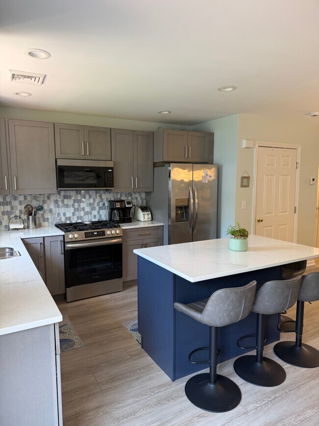 Cocina con isla - 560 Silver Sands Rd