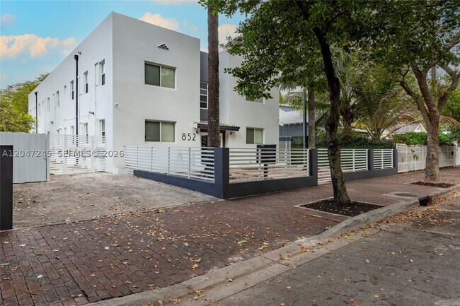 Foto del edificio - 852 SW 13th Ct