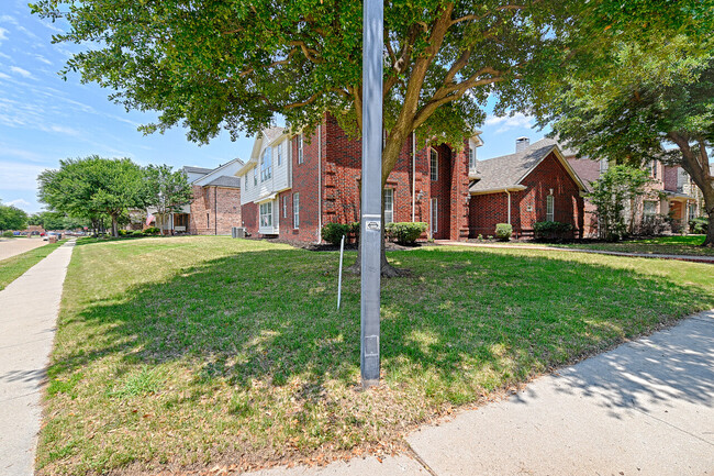 Building Photo - 2558 Middleton Dr