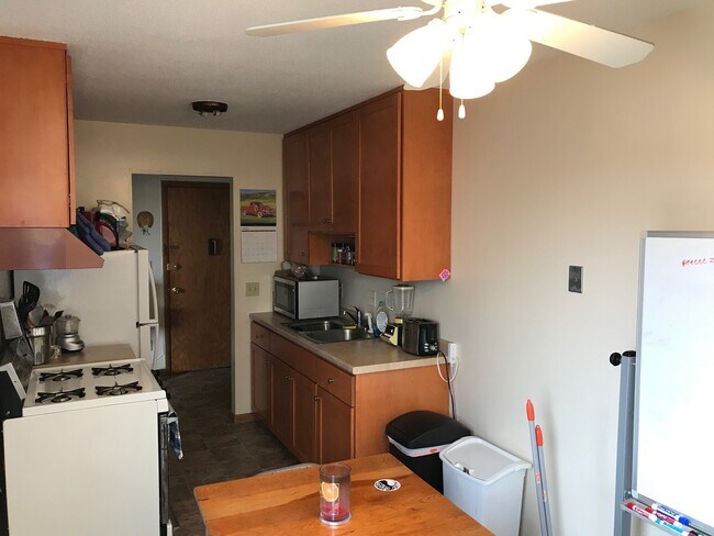 DR, Kitchen, Entry - 2000 Sharon Ave SE