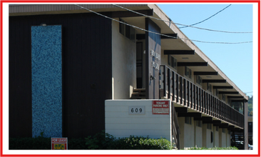 Building Photo - 609 De La Vina St