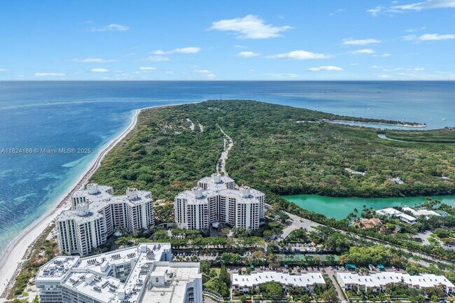 Foto del edificio - 1121 Crandon Blvd