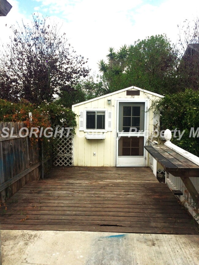 Building Photo - AVAILABLE FEBRUARY- Lower Level Duplex - 1 Bedroom + Den