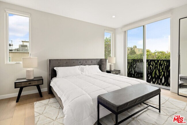 Foto del edificio - 1228 N Sycamore Ave