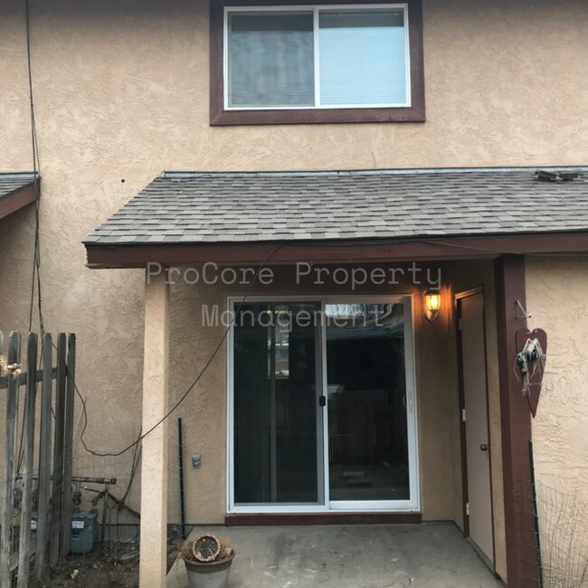 Foto del edificio - $1300...2Bed 1.5 Bath, Small Fenced in Covered Patio on Back, Storage