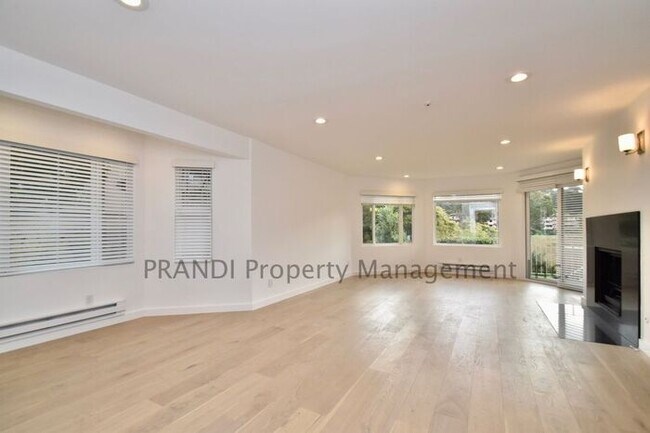 Building Photo - Impeccable Quality 1 Bedroom Seminary Condo