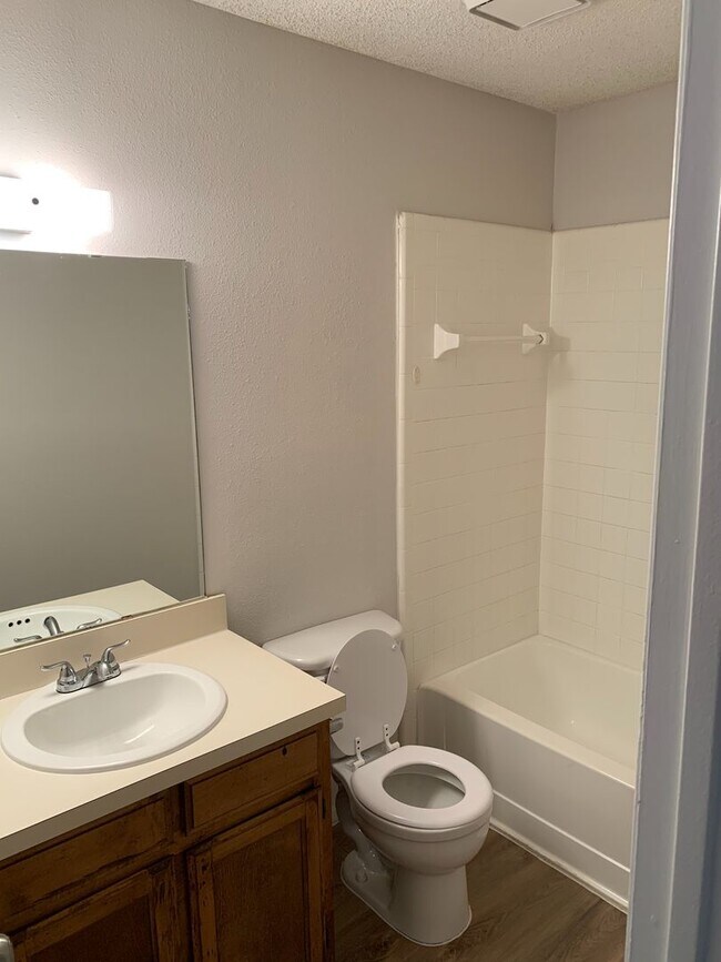 Building Photo - AVAILABLE NOW!!! Nice 3 bed, 2 bath half d...
