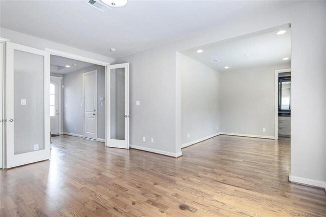 Foto del edificio - 8827 Lakeshore Terrace Dr
