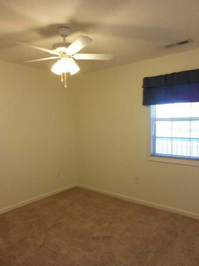 Building Photo - 2nd Floor 1 Bedroom Condo in River Oaks