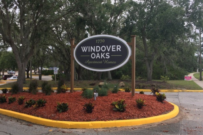 Entrada - Windover Oaks