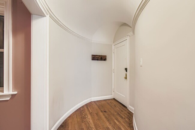 Foto del edificio - 2946 N Pine Grove Ave
