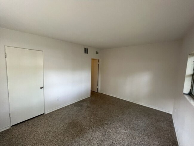 Building Photo - 2 Bedroom, 1 Bathroom Renovated and Ready ...