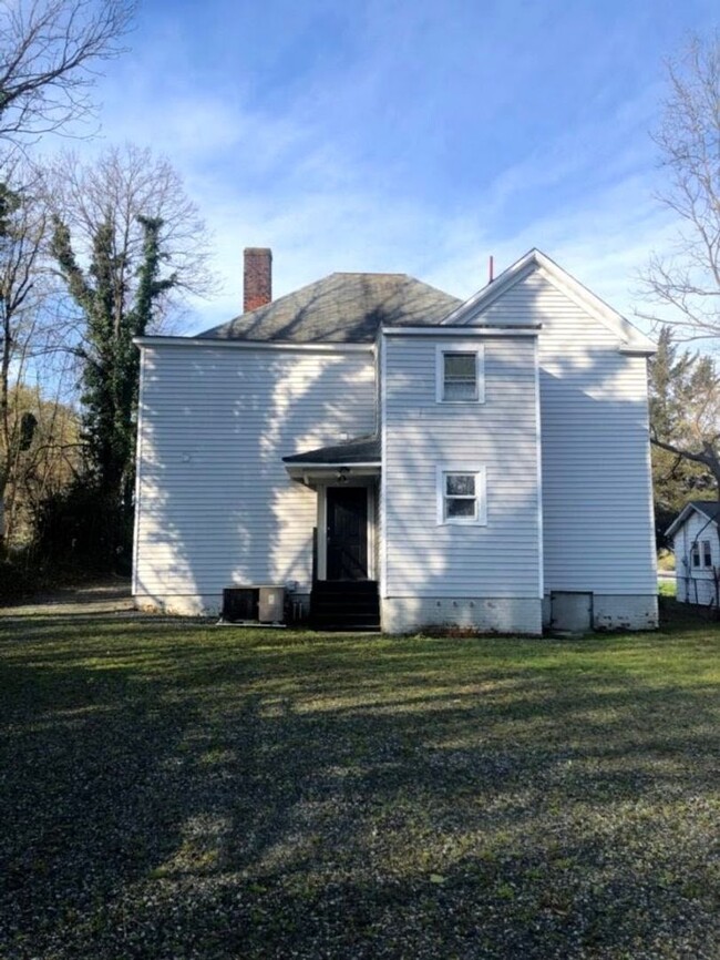 Building Photo - Two bedroom, 1 bath Quadplex in Burlington