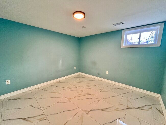 Photo du bâtiment - 1 BED - 1 BATH - OSHAWA - BASEMENT