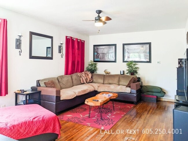 Building Photo - Cozy 3 Bedroom 2 Bathroom Home w/ Garage i...