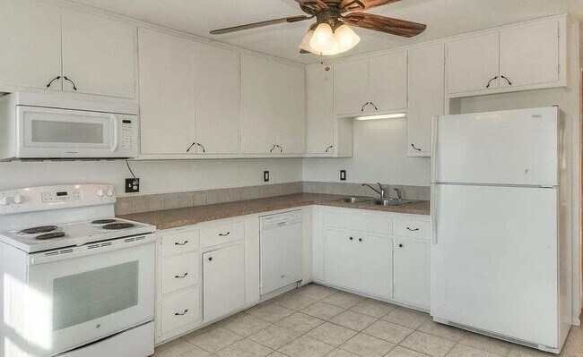 Foto del edificio - Bright & Spacious 3-Bedroom Duplex Unit on Large Corner Lot with Wood Floors & Garage!