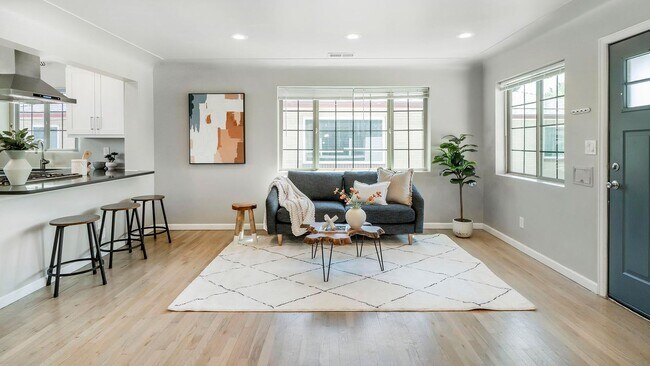 Foto del edificio - SLOAN'S LAKE: 2-BEDROOM 1 BATH WITH HIGH-END FINISHES
