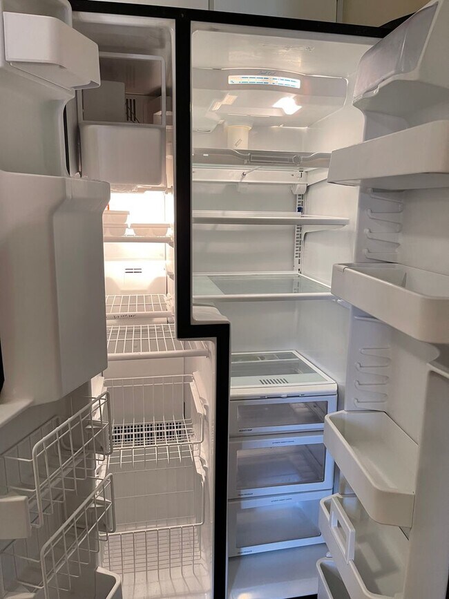 Foto del edificio - 2 Bedroom, 1.5 bathroom townhome located in a quiet neighborhood. Amenities can be transferred!  ...