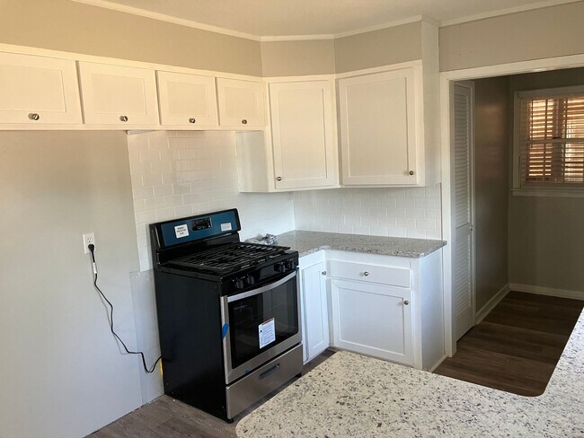 Building Photo - Beautifully Updated 3 Bedroom Home!