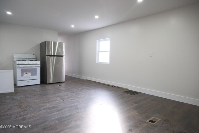 Building Photo - 335 Adams St