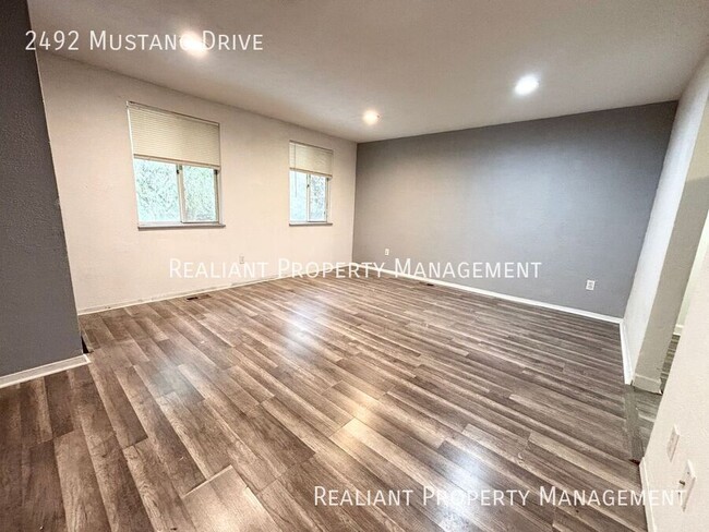 Building Photo - Charming Two-Bedroom Townhouse with Modern...