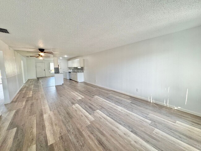 Building Photo - Winter Ridge - End Unit & Canal Front