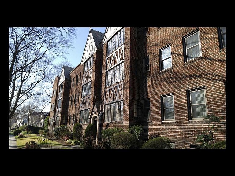 Primary Photo - 830 Gates Ave
