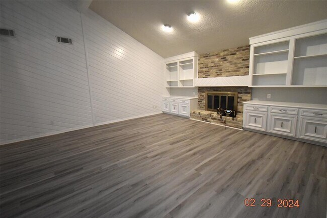 Building Photo - 15155 Diana Ln