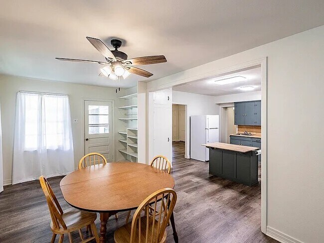 Foto del edificio - 127 Hackberry Ave