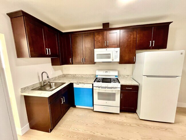 Foto del edificio - SPECTACULAR, COMPLETELY RENOVATED 2 BED/1 BATH FULLY!!!