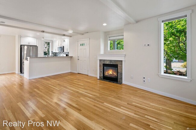 Building Photo - 3 br, 2.5 bath House - 4504 NE 55th St #A,...