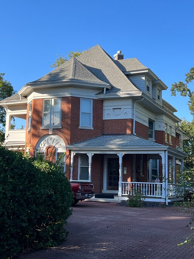 Building Photo - 2305 Maine St