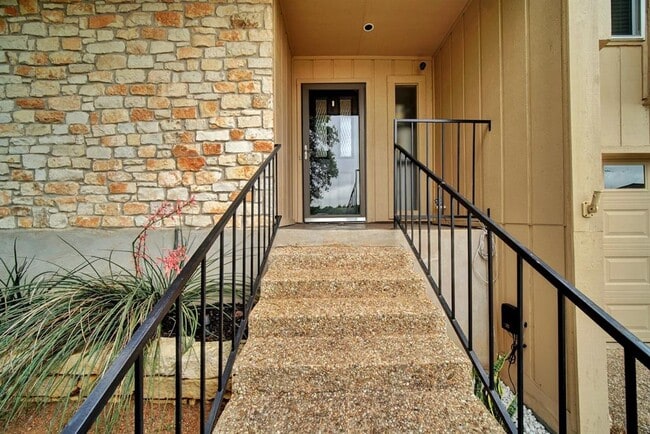 Building Photo - 9305 Knoll Crest Loop