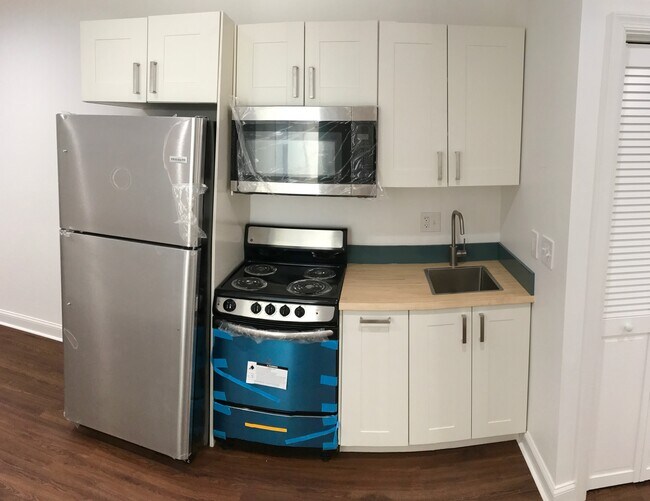 Building Photo - 1608 18th St SE