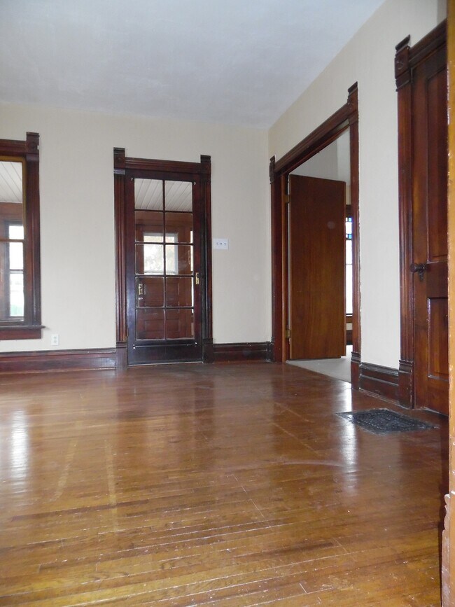 Building Photo - 614 S 4th St