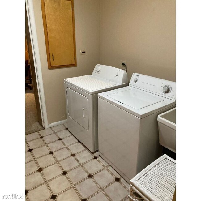 Building Photo - 2 br, 2 bath House - 415 West 8th Street