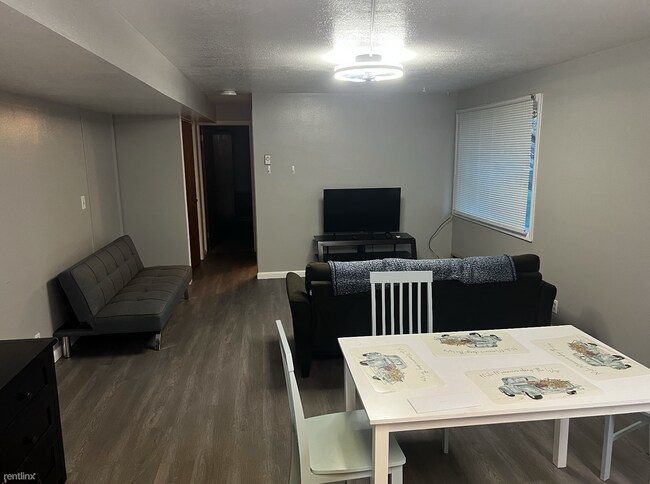 Foto del edificio - 1 br, 1 bath Triplex - 201 South 19th Aven...