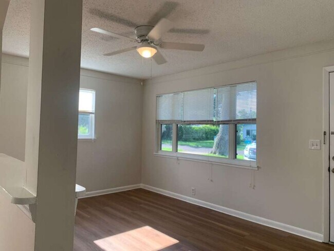 Building Photo - Updated 2 Bedroom 1 Bath in Central Gulfport