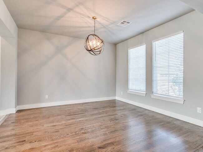 Foto del edificio - 5 Bedrooms + 3 Baths + Piedmont Schools