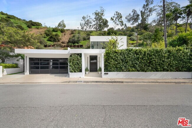 Foto del edificio - 2048 N Beverly Dr