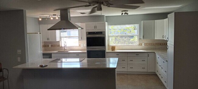 Foto del edificio - 5-Bedroom Pool Home with 2 Full Baths - Spacious 2373 Sq Ft Home in Englewood's Prime Location!"