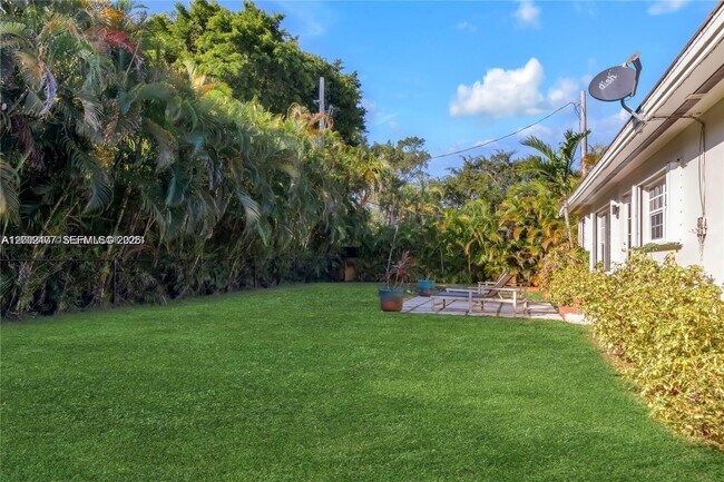 Foto del edificio - 4930 Riviera Dr