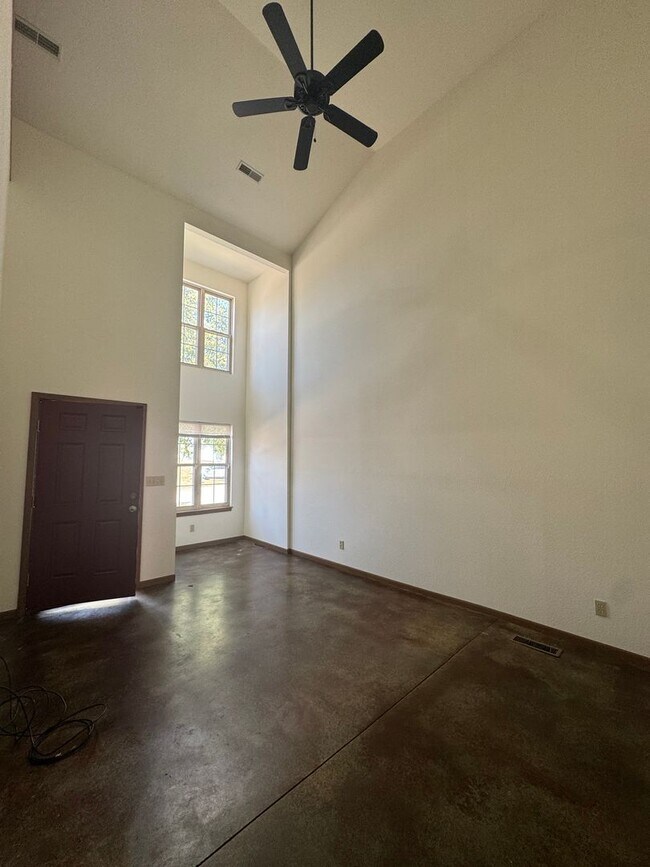 Building Photo - 4 bed, 2.5 bath, Condo with Amenities
