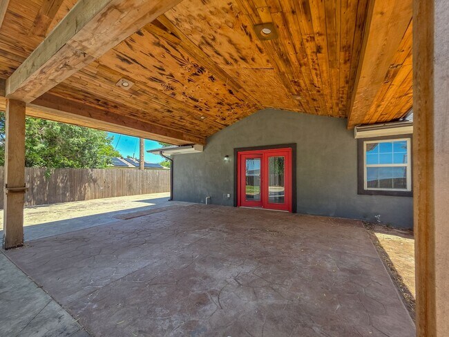 Building Photo - Charming 3-Bed, 2.5-Bath Home in Bethany w...