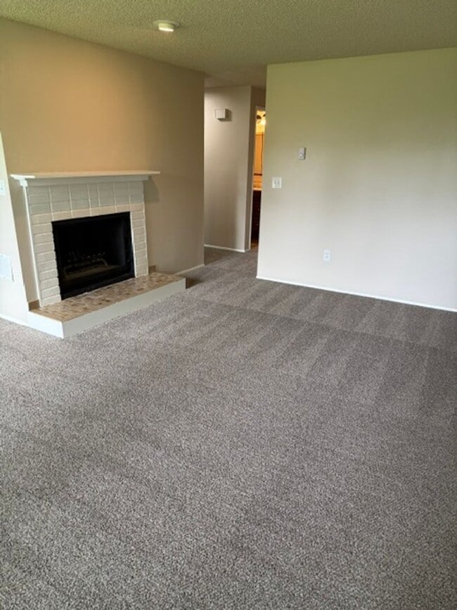 Building Photo - 3 Bedroom/2 Bathroom Rambler in Southeast Tacoma