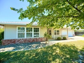 Building Photo - 3230 Prairie Creek Dr